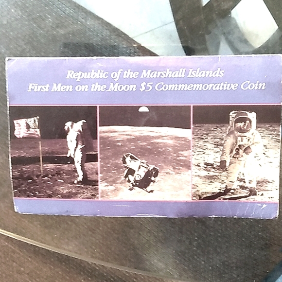 First Man on the Moon $5 Coin 1989 Republic of the Marshall Islands. LH - Picture 4 of 5